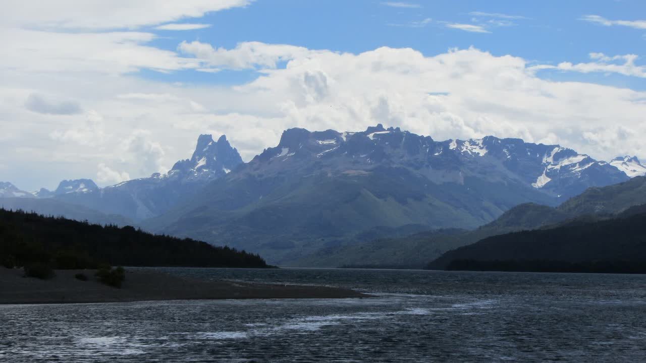 Vista del lago Cholila con la cordillera de fondo