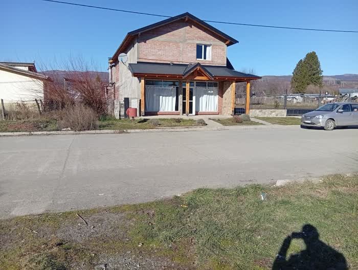 Terreno con construcción sobre asfalto